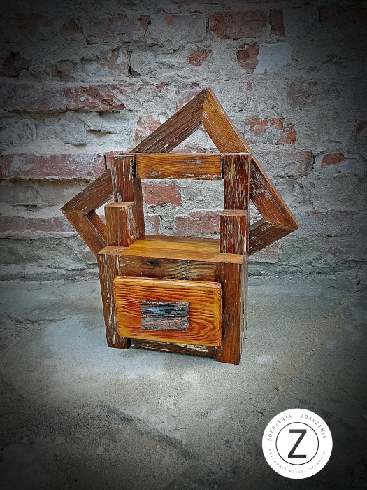 Ręcznie wykonana szafeczka z odzyskanego drewna. Unikatowa forma, naturalne ciepło i historia zaklęta w starym drewnie. Odkryj wyjątkowe rękodzieło.